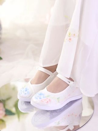 穿上这双透气绣花鞋,夏天再也不怕脚出汗! #民族风绣花鞋 #汉服鞋 #古风鞋 #绣花坡跟鞋 #妈妈鞋软底软面