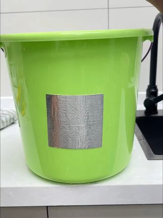 车箱破了?这胶水一贴就牢! 各种各样破洞#,各种物件容易##开裂破损。这种丁基胶能快速修复防水防漏!