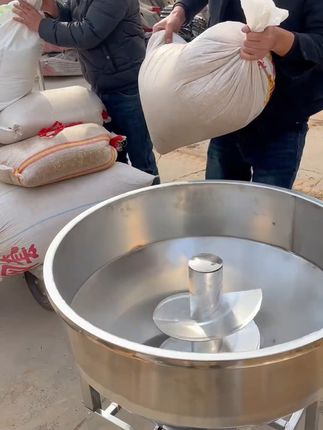 真实饲料搅拌机的搅拌效果,咱们家的机器都是所见即所得#养殖设备 #农业机械 #高性能实用工具 #养殖好帮手 #被新农人的打卡视频馋到了