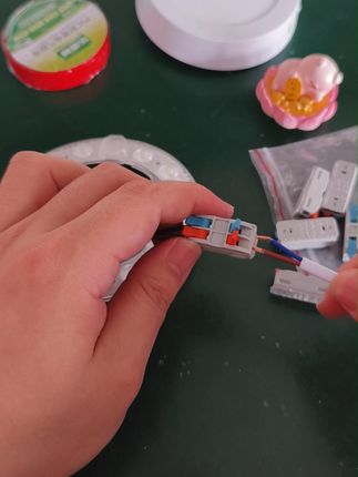 电线杂乱无章?接线神器来救场! 老电工都点赞!这款端子接软硬线都轻松,安全连接零失误!这个小工具真好用!安装射筒灯时再也不怕了!快来看看怎么操作吧~#好物推荐🔥 #电工接线 #安全用电 #电工知识 #快速接线端子