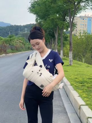 一个人也能轻松带娃,这个背带太好用了吧。 这个小玩意儿真的太好用了!出门再也不怕孩子哭闹了~关键现在还有活动哦!!!#宝宝哄睡枕简直就是带娃神器
