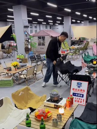 户外野餐超方便!折叠蛋卷桌,轻松携带,~ 这个小桌子真的太好用了!出门在外必备 ##户外装备 #户外露营 #露营装备 #秋季总要和朋友去一次露营