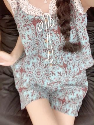 夏日夜晚,穿上这款复古花纹睡衣,美美入睡! 姐妹们!这个季节一定要试试这种款式哦~真的太舒服了!!!#好物推荐🔥#面料柔软舒适#透气舒适#睡衣家居服#睡衣女