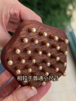 都说黄铜梳好渗透力强出痧好🐮但是你如果买到劣质的,真的宁可不用🙅怎么选择黄铜梳?以下这几点很重要‼️1️⃣观察黄铜的表面如果表面灰暗带斑,或者有绿锈白点的不要🙅♀️2️⃣毛刺锋利,手柄松动,做工差👎❌3️⃣有磁🧲吸反应,刺鼻味道不能要❌掺杂了铁元素,铁心渡铜伪劣产品4️⃣齿梳分布不均,且用胶水粘连5️⃣手柄打漆打蜡非原木⚠️有以上5️⃣点的慎用实用过程中如果皮肤过敏发红,或者出现短期绿锈,千万不能用❗️❗️#黄铜经络刷 #经络刷 #经络梳子 #按摩梳 #经络疏通刷