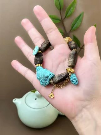闻得到的风雅,看得见的安宁 想戴有品质的手串却没合适选择?这款手串帮你解决难题!#手链#手串#绿松石#原矿绿松石#在香港珠宝展一饱眼福