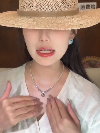 轻奢项链,让你瞬间变身在逃公主! 轻奢小众高级感!这款项链真的太好看了吧~快来看看!!!#迪丽热巴琥珀系变装太权威了#杨幂地母造型好有生命力#林允琥珀系秋日跑#梁洁琥珀流光油画变装#赵雅芝琥珀流光具象化了