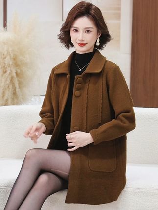 妈妈秋冬新衣到!红色大衣气质出众,包邮退货无忧 冬天怕冷又想穿得暖?这款红棉袄包邮到家!运费险让购物更放心!#秋冬穿搭#中老年女装#时尚妈妈装#气质穿搭#穿出自己的风格
