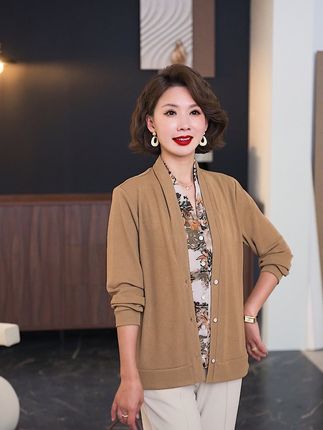 秋天到了,妈妈也需要这件时尚长袖T恤! 秋冬穿啥?这款衣服让你温暖又时尚!#秋季穿搭#中老年女装#妈妈装#中老年穿搭#被秋日氛围感穿搭拿捏了