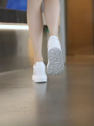 秋冬穿啥都矮?这款鞋子帮你解决难题!#显高显瘦显腿长#百搭鞋子#小白鞋#休闲板鞋#今年秋冬流行什么鞋