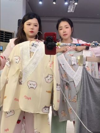 孕妇家居服选对了!从孕早期穿到生,显瘦不勒肚 孕晚期妈妈看过来!这款家居服专为大肚子设计,高腰托腹设计能稳稳承托孕肚,减轻腰部压力。面料透气不闷汗,就算天气热也能清爽穿着,晚上起夜喂奶也方便。而且它还很显瘦,穿上完全不会有臃肿感,孕期也要美美哒~ 现在下单还有孕妈专属优惠,赶紧冲!#孕妇装 #月子服 #孕期好物分享 #待产包 #孕期穿搭