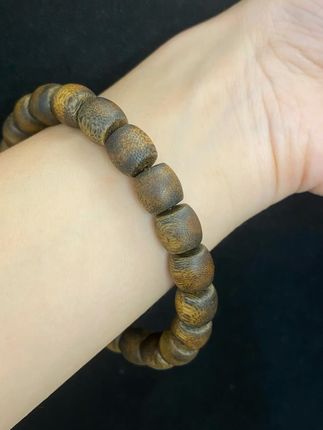 沉香手串,古韵流转,手腕上的东方雅致! 想买沉香手串却不知咋选?这款高油高颜的手串帮你解决难题!圆润饱满鼓珠奇楠沉香手串,香味醇厚清新自然