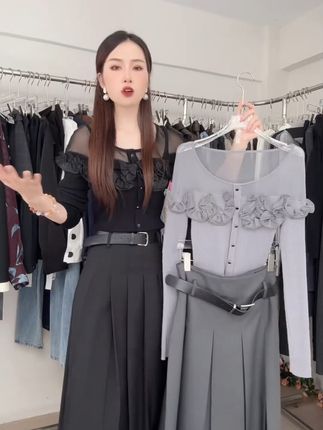 穿上这件羊毛针织衫,温柔整个秋天!包邮退货无忧 姐妹们!秋冬季节必备单品来咯~包邮到家 还有运费险哦!喜欢就赶紧冲吧!!#秋季穿搭#早秋穿搭#毛衣#针织衫#谁的衣柜没件针织衫