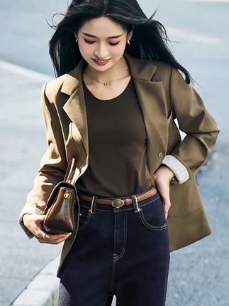 小个子款西装通勤休闲两用 显高超耐看 小个子姐妹别再觉得西装套装 “难驾驭”!柒量一裁 1538 卡其色休闲西装套装,用对的颜色、对的剪裁,帮你把 “职场战袍” 穿成 “日常百搭款”。不管是通勤、逛街还是轻商务场合,穿上它都能美得有底气,让你在各种场景里都能轻松 “出圈”!#小个子女装 #柒量一裁 #显瘦穿搭 #高级感穿搭 #西装外套