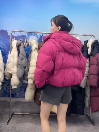 大码羽绒服,穿出温暖自信,免费退货无压力! 姐妹们!这个冬天一定要给自己安排一件这样的大码羽绒服!关键现在有运费险!不拍白看!#秋冬穿搭 #羽绒服 #显瘦穿搭 #如何通过穿搭摆脱路人感