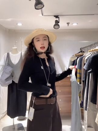 小个子爆款上衣穿上这件T恤,轻松显瘦又百搭! 姐妹们!秋冬一定要试试这款超棒的小马绒面料衣服!!!真的太好穿了~#韩系穿搭#显瘦穿搭#长袖t恤#百搭上衣#早秋显身材平价上衣合集