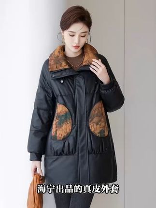 穿上它妈妈们都爱!宽松显瘦还能免费退哦~ 女士们,这款海宁高档皮衣是今年的大爆款,专为显瘦设计的中长款宽松皮衣。别再穿那些又土又长的皮衣了,这款时尚女士皮衣是您衣橱里的新成员。我们海宁的女装是您的不二选择,时尚、优雅、品质。