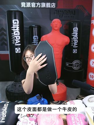 健身房练深蹲、硬拉,健身腰带必须安排! 牢牢贴合腰部,强力支撑护腰脊,避免力竭受伤;发力时能稳住核心,动作更标准。不管是新手找发力感,还是老手冲重量,有它护腰,训练更安心!#健身装备 #深蹲硬拉护腰 #健身房必备腰带#好物推荐🔥 #健身 #健身器材 #居家锻炼 #硬拉