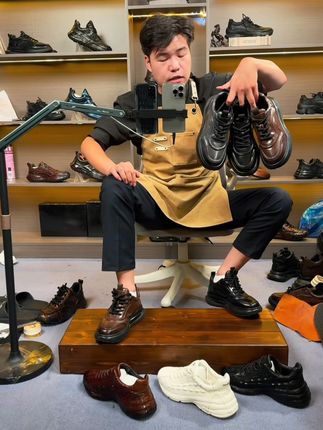 穿上这双轻便跑鞋,走路都变成享受! 男士秋冬穿啥?这款鞋子运费险!可以免费退换!喜欢就下单吧!#好鞋推荐#百搭鞋子#软底软面穿上超舒服#好穿不累脚#早秋冷冽又随性的气质穿搭