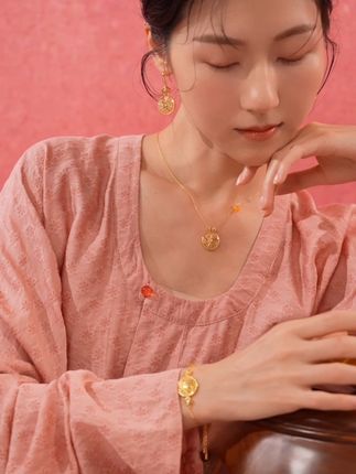 如意宝橙 橙子造型超吸睛,活力满满的橙色,一眼就爱上。 #项链 #首饰分享 #如意宝橙 #新中式 #百年宝诚