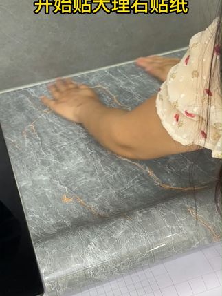 厨房焕然一新!防水防油贴纸轻松翻新灶台橱柜 家里厨房台面脏污难清理?试试这款好物!防水防油还耐刮花!