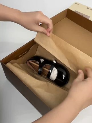 穿上这双珍珠扣小皮鞋,瞬间变身英伦复古公主! 秋冬穿啥鞋子?这款英伦风小皮鞋帮你解决难题!