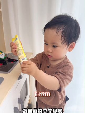 敏感肌宝宝怕刺激?这支支装面霜连湿疹期都能用! 宝宝皮肤敏感,秋冬一干燥就泛红痒,之前用罐装面霜总怕污染加重不适,换了加州宝宝金盏花支装款就放心了!纯植物配方无香精、无防腐剂,天然有机金盏花精华专门舒缓干红痒,涂在湿疹处也不刺激;支装挤压设计从根源避免二次污染,挤出来的每一口都新鲜。冰激凌质地轻轻一抹就推开,吸收后形成保护层,泛红很快就淡了。现在每次宝宝抓脸,我就挤一点涂,秋冬也能少遭罪~#好物推荐🔥 #母婴好物 #宝妈推荐 #洗护好物 #面霜