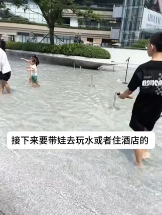无荧光剂!天然材质的一次性浴巾,用着超放心 有了这款一次性便携浴巾,直接解决卫生焦虑~它用的是 100% 天然植物纤维,亲肤又舒适,像云朵裹在身上一样。而且升级加厚到 70g/㎡,比市面上大多 40g/㎡的厚实太多,韧性好还耐用。双面纹路设计也超贴心,一面珍珠纹清洁力拉满,一面柔软细腻能护肤。吸水性更是没话说,洗完澡一擦就干。独立袋装,干净卫生,出门旅行、住酒店带着特别方便,健康又省心,真的可以冲!#一次性浴巾 #浴巾毛巾 #旅行必备 #好物分享