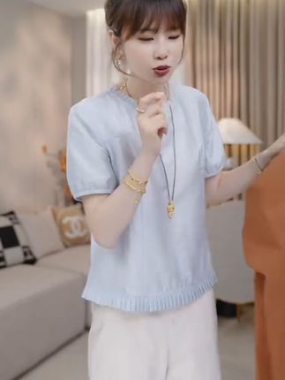 穿上这件短袖小衫,轻松减龄又时髦,还不怕买错! 姐妹们!这个季节一定要试试这种面料的衣服啊!!真的太舒服了~而且有运费险哦~可以放心入啦!#dirtywork亚比的统治区#迪丽热巴新中式恋夏风#围观红人神级出片现场#摆脱路人感的小个子女生穿搭#跟着白昼小熊DL摇打开恋夏风