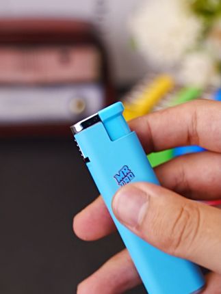 告别冷风干扰 打火机也能个性定制 这个打火机太好用了!出门在外再也不怕没烟抽了!关键还便宜!#夏季干净风穿搭#夏日穿搭小心机#搜索我的服装类型变装挑战#毫不费力地打开初秋穿搭#银饰一响 变装登场