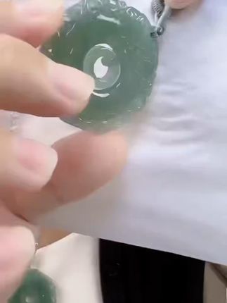 戴上这串翡翠,好运真的来了! 想要寓意美好的饰品?这款镂空挂件帮你实现!#一张图证明你陪我很久了