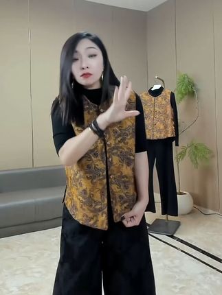 复古马甲双面穿,不满意就退! 秋冬季节必备!这款双面可穿的新中式马甲,运费险让你放心购物!#秋季穿搭#复古穿搭#早秋穿搭#国风马甲#马甲的显贵穿搭