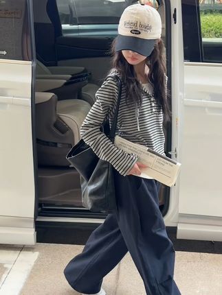 告别沉闷!秋季新款条纹套装,轻松穿出休闲欧美范儿 秋冬季节孩子穿啥?这套衣服保暖又好看!#张予曦琥珀流光式入秋#入秋的第一件薄外套#早秋中性风穿搭#早秋韩系氛围感穿搭#初秋的第一套look