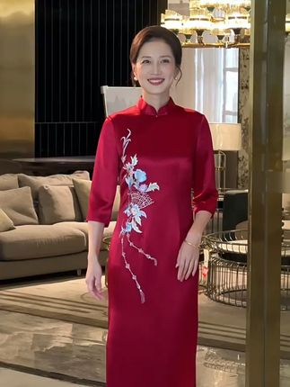 妈妈穿这款旗袍,婚宴上气质出众!放心买,有运费险哦~ 姐妹们!这个季节穿啥?这款服饰帮你解决难题!运费险超划算!#订婚这么穿真的很惊艳
