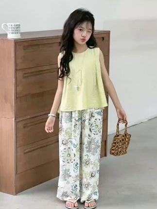夏天不怕蚊子咬,清凉碎花裤套装轻松搞定! 姐妹们!这个裤子真的太好穿了!!关键现在有运费险,拍回去不好看还可以退回来哦~#穿搭显贵傻瓜公式#带娃旅行需要准备些什么#毫不费力地打开初秋穿搭#闺蜜这是我给你报的穿搭网课#被路人问爆的夏日度假ootd