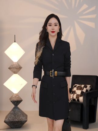 穿上它,告别平淡,秒变职场女神! 秋季通勤穿啥?这款收腰西装连衣裙让你气场全开!#小个子显高显瘦穿搭 #通勤 #连衣裙 #显瘦连衣裙 #早秋穿搭三分钟出门不是梦