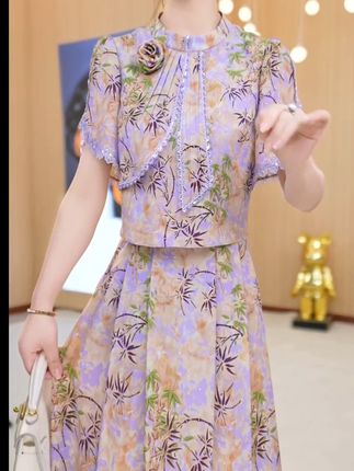 夏日必备!优雅连衣裙让你轻松变身气质女神 姐妹们!这个裙子真的太好穿了!!!面料舒适不紧绷,版型高级又大方~#跟着白昼小熊DL摇打开恋夏风#夏日轻氧感穿搭给视觉降降温#迪丽热巴新中式恋夏风#围观红人神级出片现场#摆脱路人感的小个子女生穿搭