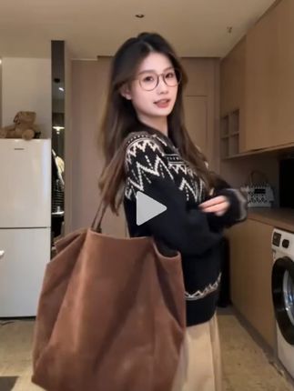 穿上这件复古针织衫,轻松告别冬日寒冷! 冬天必备!这款黑灰色系针织衫真的太好穿了!关键还有运费险哦~#秋冬穿搭#面料柔软舒适#显瘦穿搭#毛衣#谁的衣柜没件针织衫