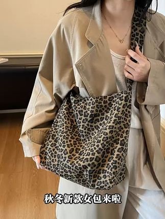 逛街必备!大容量豹纹托特包,轻松装下所有必需品! 这个包包真的太好看了吧!冬天必备的一款包包,搭配衣服都好看!#包包推荐#百搭包包#秋冬新品#大容量包包#来双11解锁秋冬本命穿搭