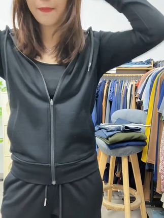 穿上美利奴羊毛开衫,户外也能温暖如春! 秋冬必备!这款羊绒外套保暖又好看,穿上它让你温暖一整年!#户外穿搭#美丽诺羊毛#户外运动穿搭#男女同款#秋季穿搭