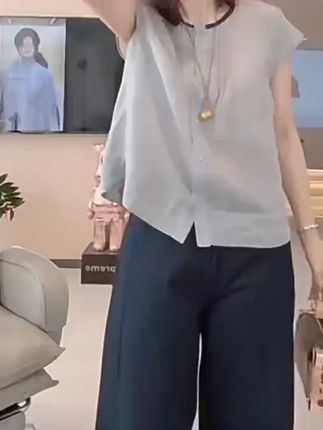 夏天穿这件套装,轻松显瘦又洋气,还不怕买错! 姐妹们!这个季节一定要入一件这样的衣服!!!真的太好穿了~关键现在还有运费险哦~#显瘦穿搭 #显高显瘦显腿长 #气质穿搭 #时尚套装 #夏末初秋过渡也要穿得有巧思#早秋显身材平价上衣合集