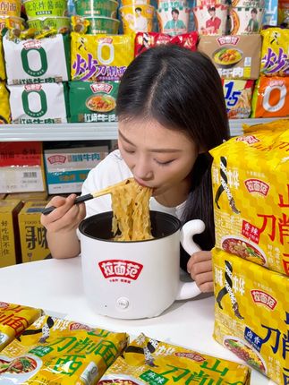 下班太晚不想做饭?这碗刀削面让你瞬间满足! 这个方便速食真的太好吃了! 近一个月销量破万了!!!#我只是个爱火鸡面的笨蛋#解锁绿豆的隐藏吃法