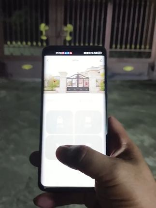 告别手动推拉!一键遥控电动庭院门太方便了 安装了这个智能设备后,再也不怕忘记关门啦!还能远程操控!