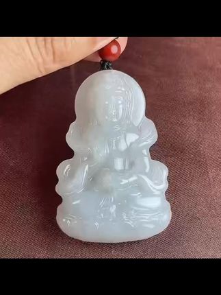 天然和田玉烟紫色观音吊坠 玉质细腻油润,精工细作 观音法相极具神韵,双目微阖,神态悲悯自然,似观人间百态,姿态端庄优美!尺寸:47×31×11.5mm 重量:23.30克#舌尖上的抖音:丰收的味道在抖音 #巅峰新赛道创作活动