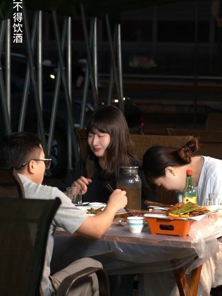 夜宵首选搭子,微醺新选择! 卡斯特飞猪干白葡萄酒源自法国根植中国,卡斯特首款国货酒冰镇后口感更佳。小清新的口感,没有红酒的酸涩,有淡淡的果香花香,入口清爽有回味。专属设计师设计酒标!#微醺时刻 #仙女都在喝什么 #送礼佳品 #葡萄酒 #你的中秋团圆搭子前来报到