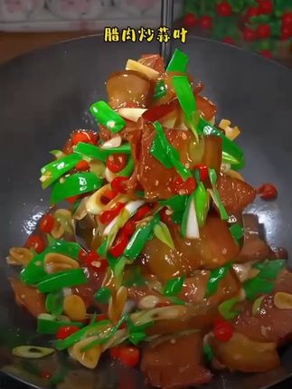 湘西农家柴火熏制,一口腊肉带你回味家乡味! 今天又做了几样特色菜,有喜欢吃的吗?评论区留言哦!#我只是个爱火鸡面的笨蛋#邪修做饭有多简单#长沙辣子辣不辣挑战#各地凉快美食申请出战#三伏天养生六不要