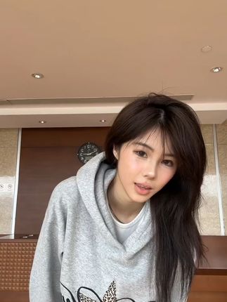 秋冬必备!流光风卫衣,穿出显瘦新高度! #chic拉满的流光运动风穿搭 #早秋显身材平价上衣合集 #古早穿搭又杀回来了 #通勤穿搭如何摆脱土气感 #秋天的第一套情侣装
