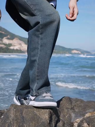 高个子男生终于有救了!超长直筒微喇牛仔裤太适合了! 秋冬穿啥裤子?这款微辣牛仔裤让你轻松解决难题!#男生穿搭#秋季穿搭#牛仔裤#男士牛仔裤#男生秋季简单穿搭配色