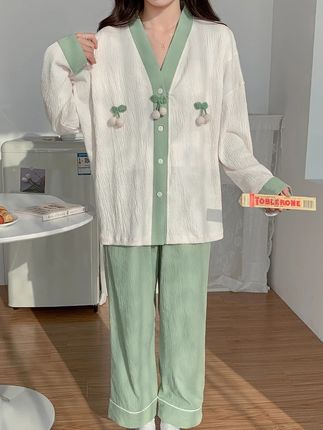 这款月子服不仅颜值高,还实用哦!哺乳口设计,方便又贴心