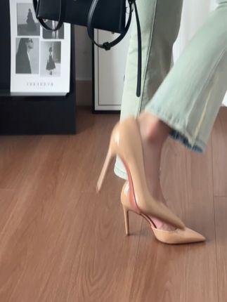 穿上杏色细跟鞋,瞬间变身优雅千金! 姐妹们!这个季节一定要试试这种鞋子啊!!太好穿了~关键还不贵哦~#谁穿谁好看#高跟鞋#细跟高跟鞋#尖头高跟鞋#早秋高智感职场穿搭
