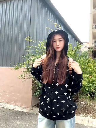 早秋必备!韩式连帽卫衣,情侣同穿太甜了~ 姐妹们!这个季节一定要入一件这样的外套!!真的太好穿了!秋冬也能当冲锋衣!#秋季穿搭#早秋穿搭#卫衣穿搭#韩系穿搭#早秋穿搭三分钟出门不是梦